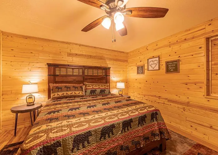 #6 Bobcat Bunkhouse - Pet Friendly - King Bed - Sleeps 4 *