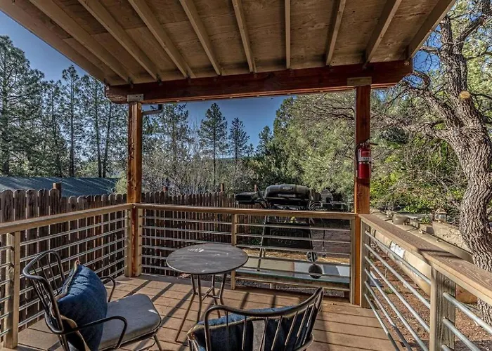 Chalet #6 Bobcat Bunkhouse - Pet Friendly - King Bed - Sleeps 4 *