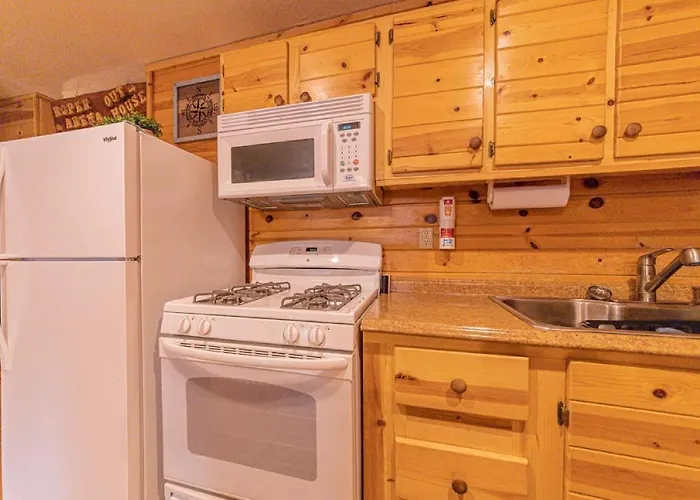 Chalet #6 Bobcat Bunkhouse - Pet Friendly - King Bed - Sleeps 4 *