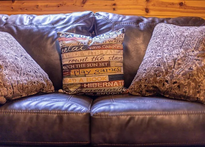 Chalet #6 Bobcat Bunkhouse - Pet Friendly - King Bed - Sleeps 4