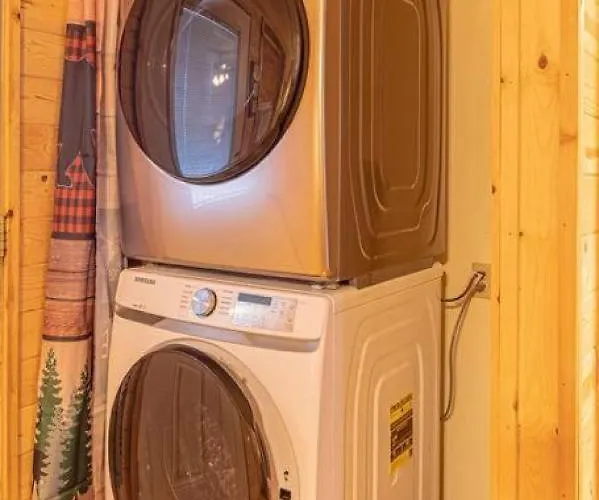 #6 Bobcat Bunkhouse - Pet Friendly - King Bed - Sleeps 4 Chalet