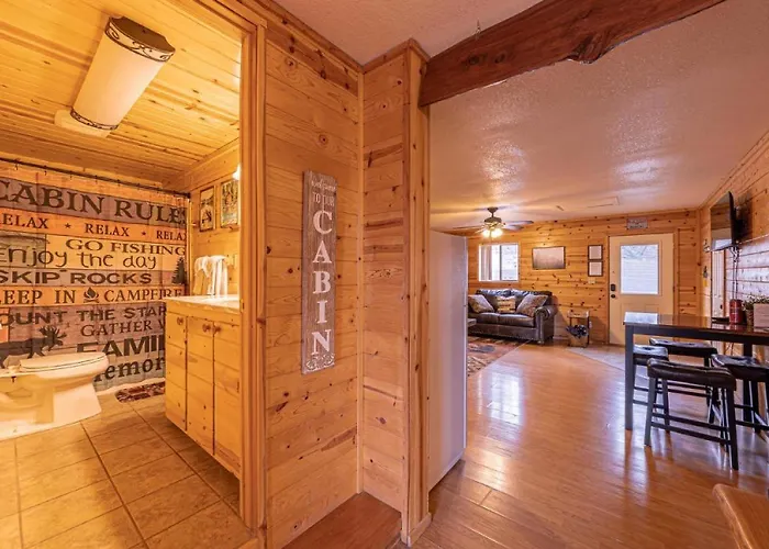 Chalet #6 Bobcat Bunkhouse - Pet Friendly - King Bed - Sleeps 4 *