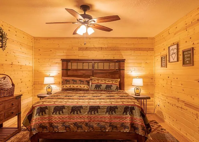 Chalet #6 Bobcat Bunkhouse - Pet Friendly - King Bed - Sleeps 4